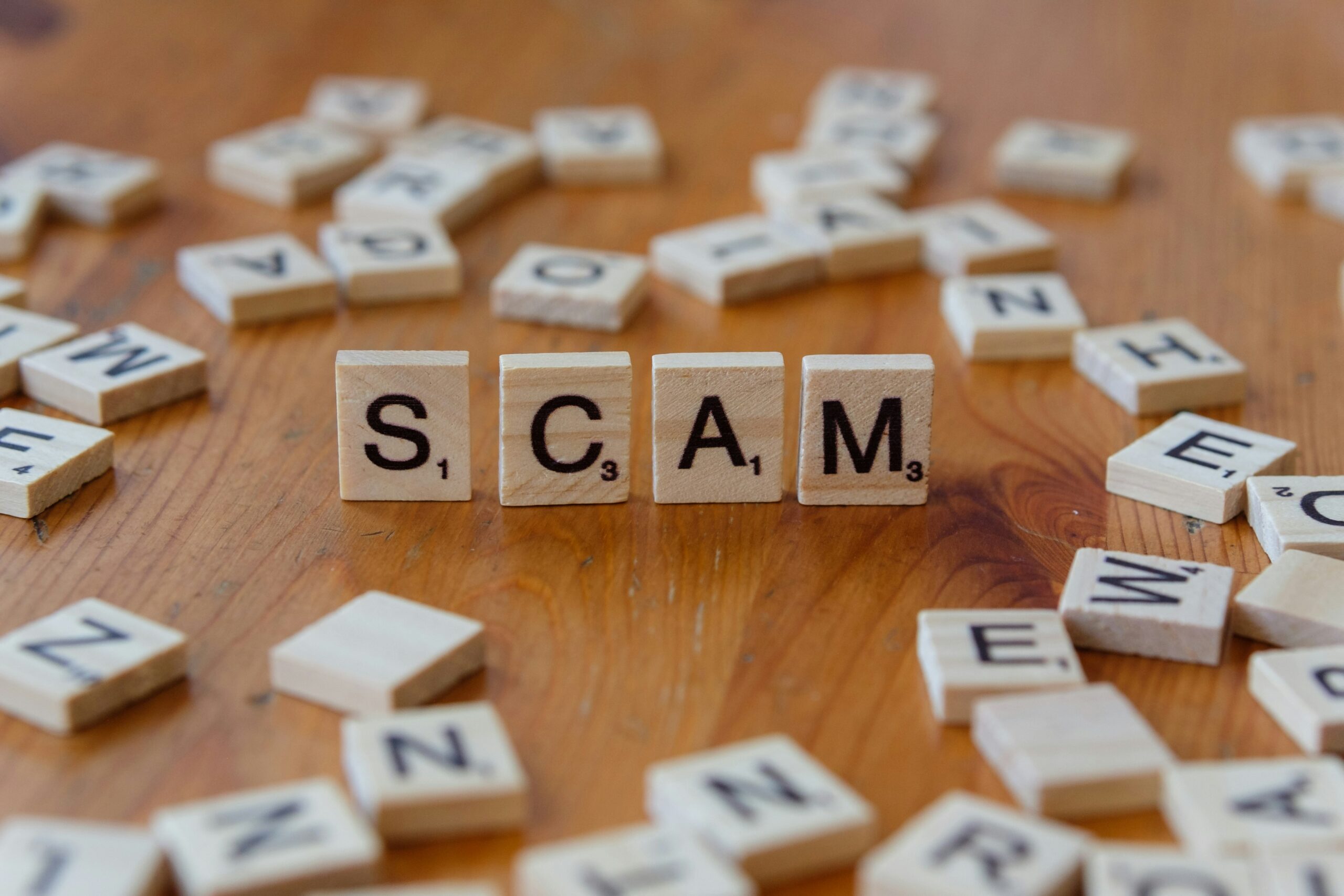 Klocki z napisem scam